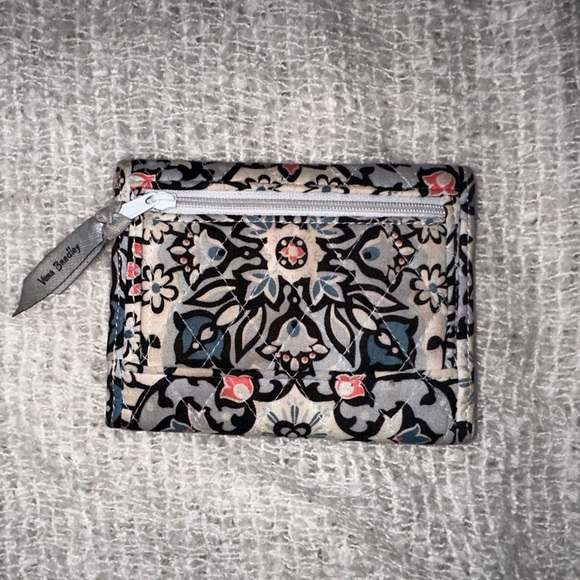 Vera‎ Bradley Lisbon Medallion RFID Euro Wallet - Picture 2 of 7